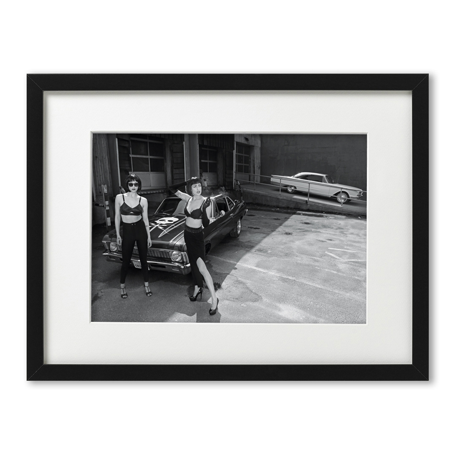 Foto-Print Oberhafen-Zyklus auf Ilford S/W-Papier, gerahmt. Cars & Girls Fotografie von Carlos Kella im Format 21 x 31 cm mit Passepartout und Rahmen. Limitiert und signiert.