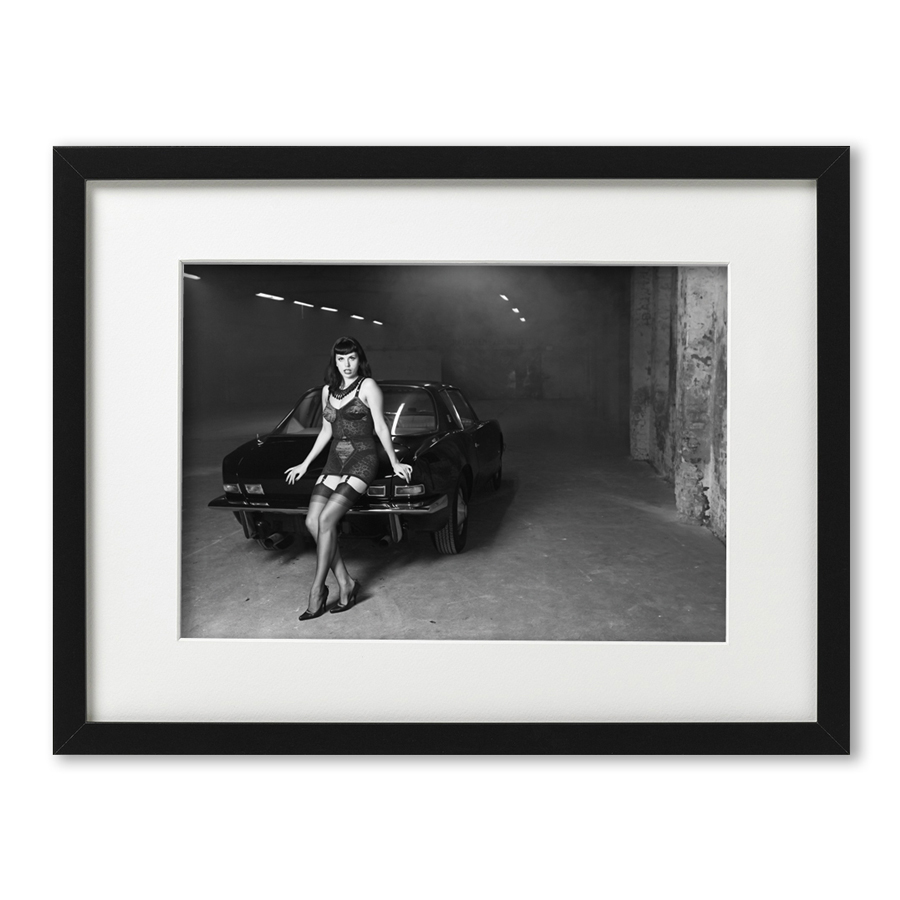 Foto-Print Oberhafen-Zyklus auf Ilford S/W-Papier, gerahmt. Cars & Girls Fotografie von Carlos Kella im Format 21 x 31 cm mit Passepartout und Rahmen. Limitiert und signiert.