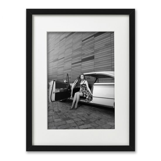 Foto-Print Oberhafen-Zyklus auf Ilford S/W-Papier, gerahmt. Cars & Girls Fotografie von Carlos Kella im Format 21 x 31 cm mit Passepartout und Rahmen. Limitiert und signiert.