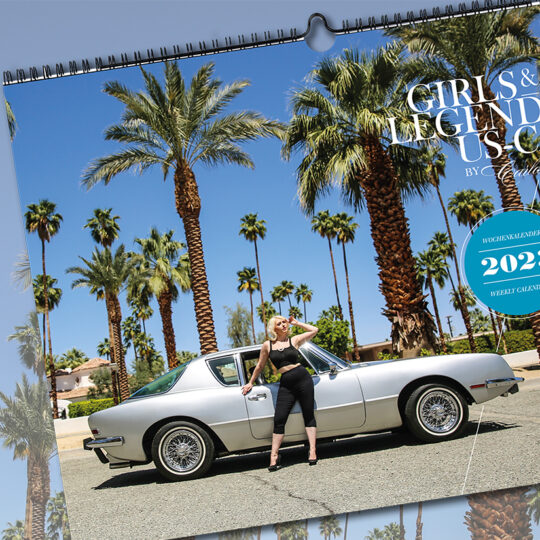 Der Girls & legendary US-Cars 2023 Wochenkalender. Auf dem Titel: Paula Walks und ein Studebaker Avanti.